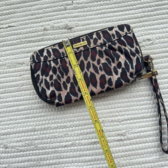 Travelon Single Zip Wallet Leopard Print - Picture 7 of 7